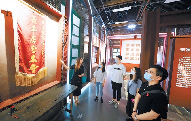 The century-old factory area of Erqi Factory has now become the 1897 Science and Technology City of Erqi Factory, providing a brand-new urban living space for the surrounding residents. The picture shows the surrounding residents visiting the exhibition.